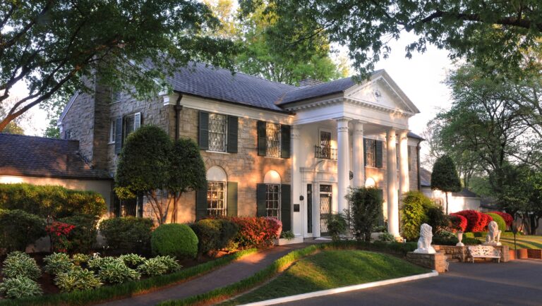 Grandland Elvis Presley's Home & Museum outside view