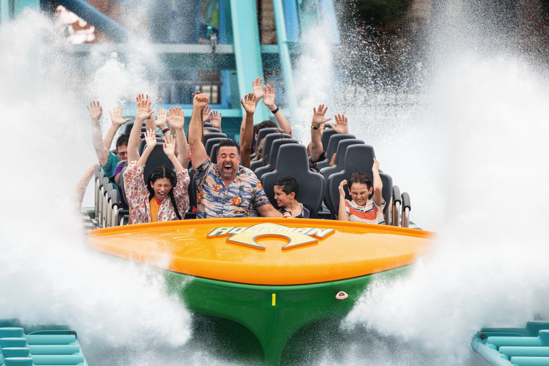 Six Flags Over Texas Aquaman ride splashing into the water