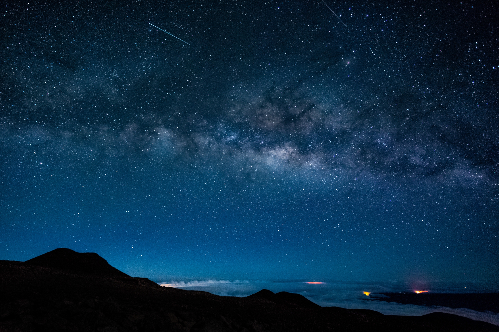 Stargazing atop Mauna Kea with a shooting star & clear sky
