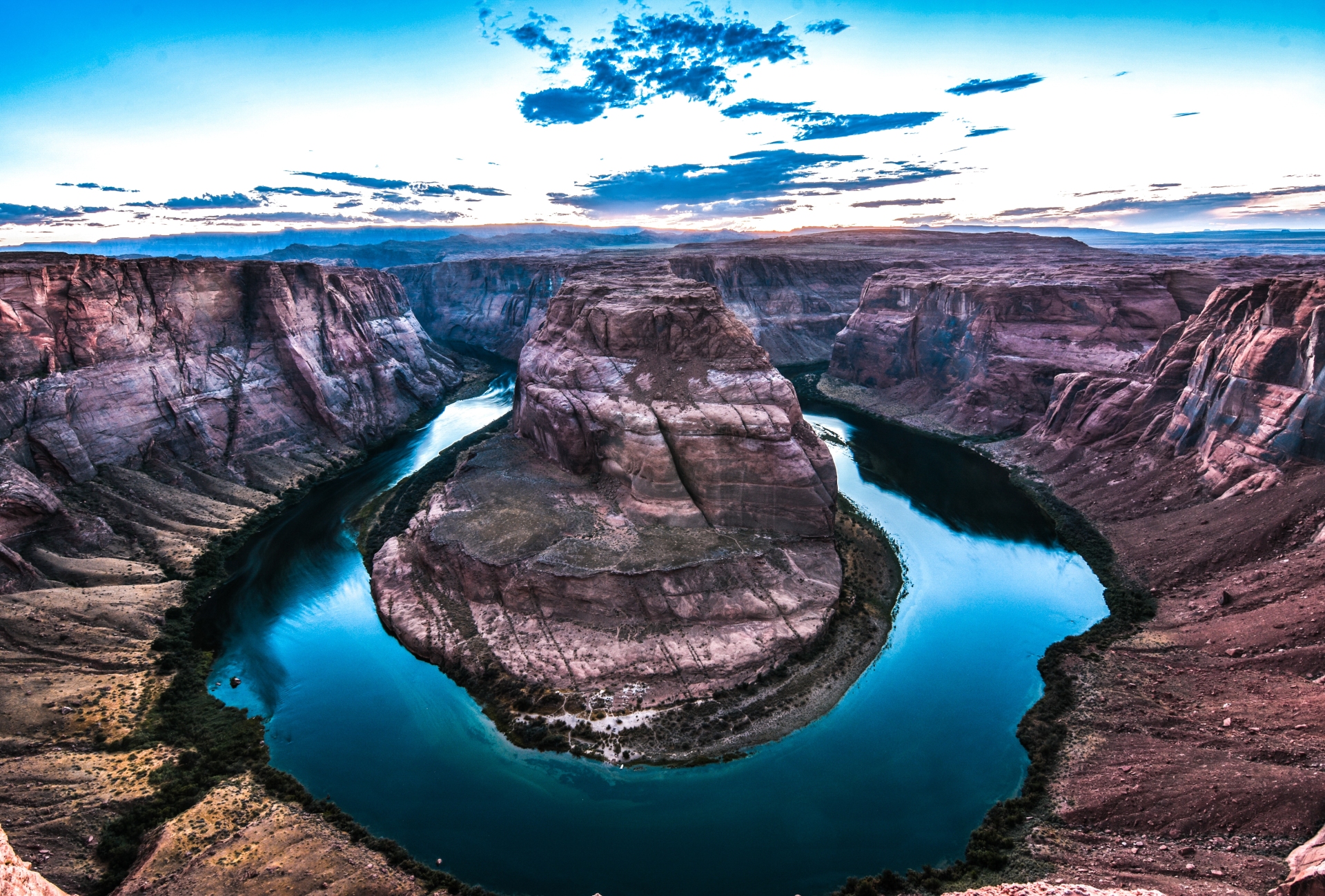 Horseshoe Bend stunning clear view of the canyon