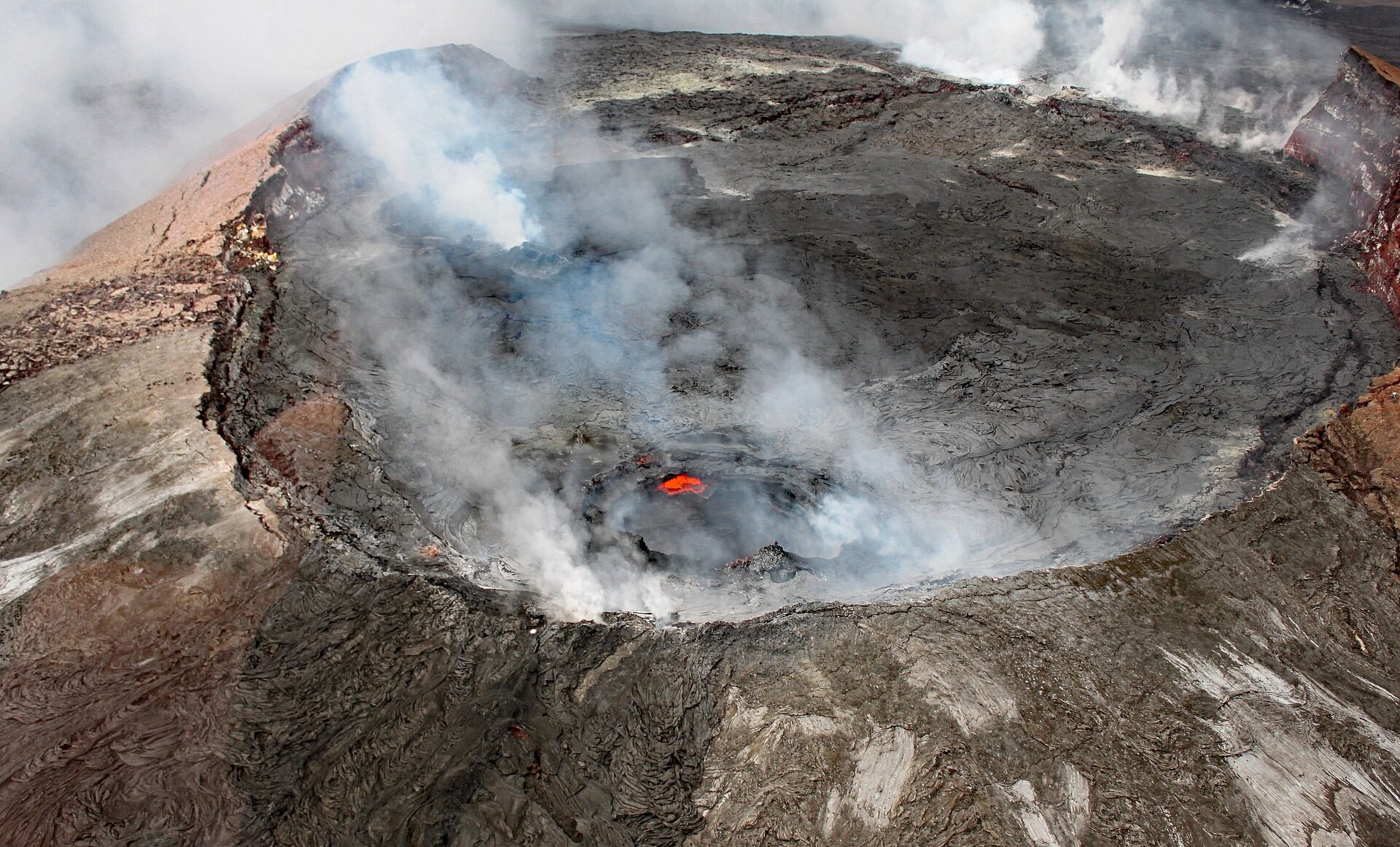 Hawaii Volcanoes National Park_Kilauea active volcano in Hawaii