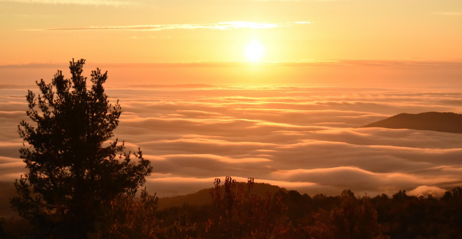 Shenandoah National Park beautiful sunrise over the clouds