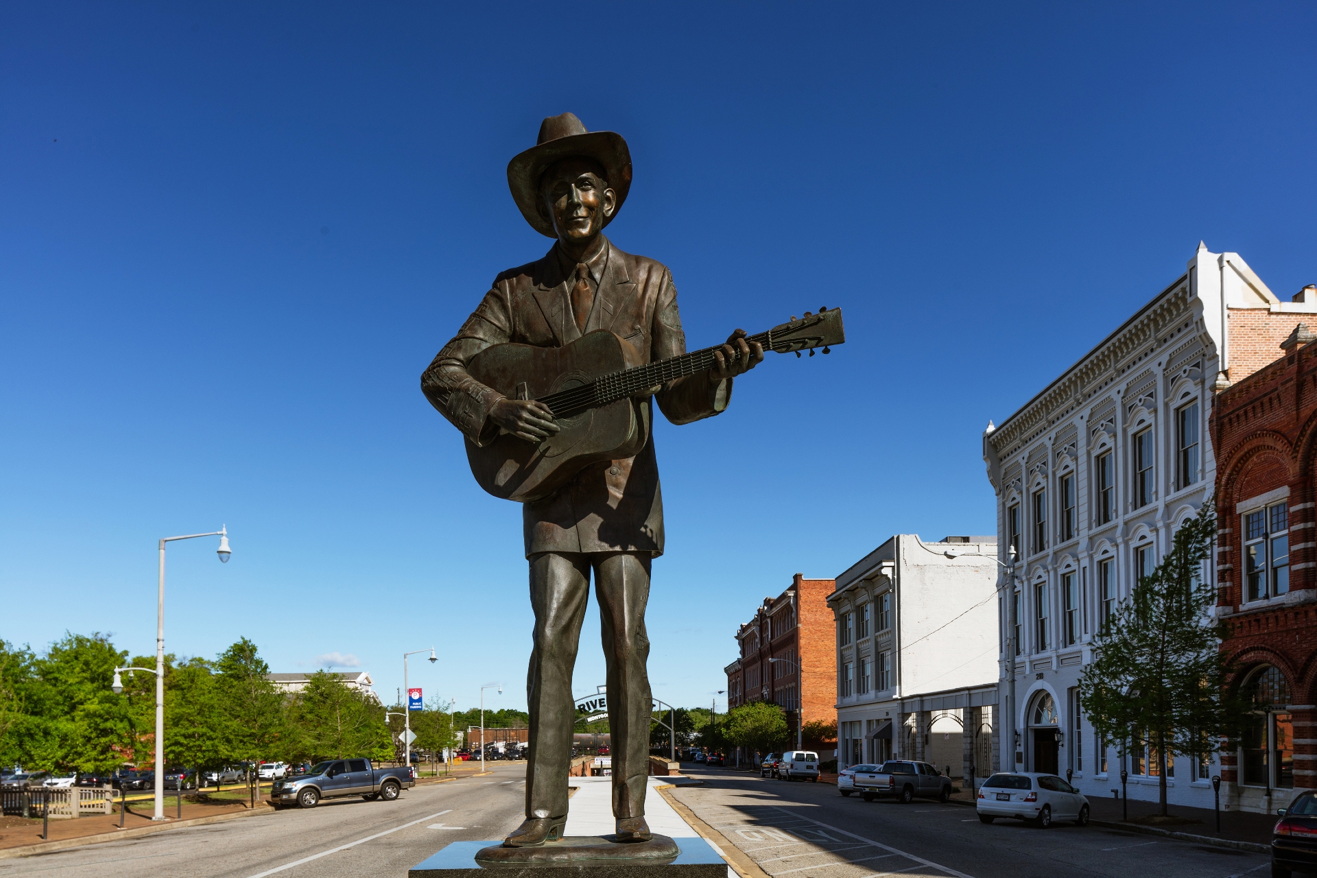 External view and statue of Hank Williams Museum, Alabama