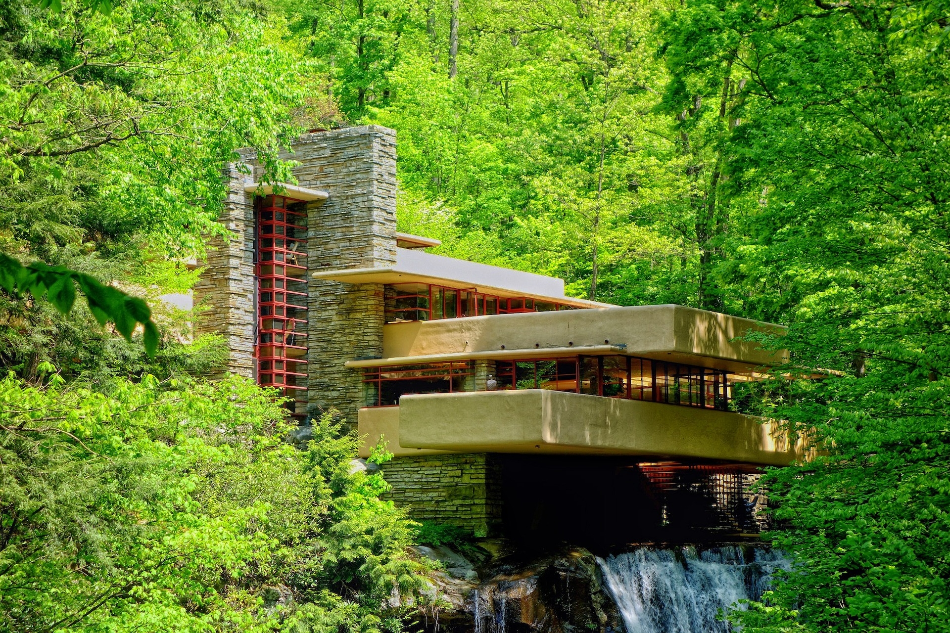Frank Lloyd Wright's Fallingwater surrounded by green trees