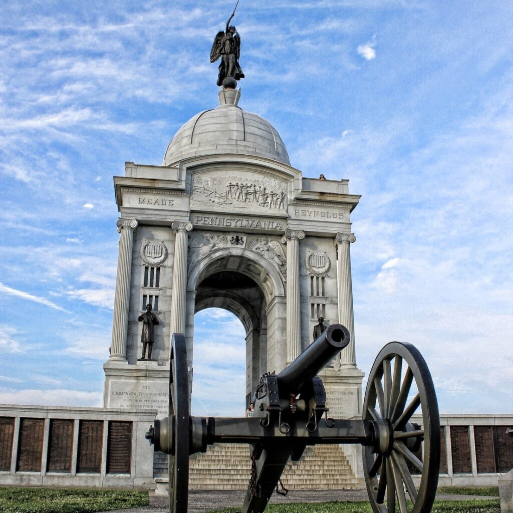 Gettysburg Memorial Pennsylvania with cannon in the front and the monument standing tall