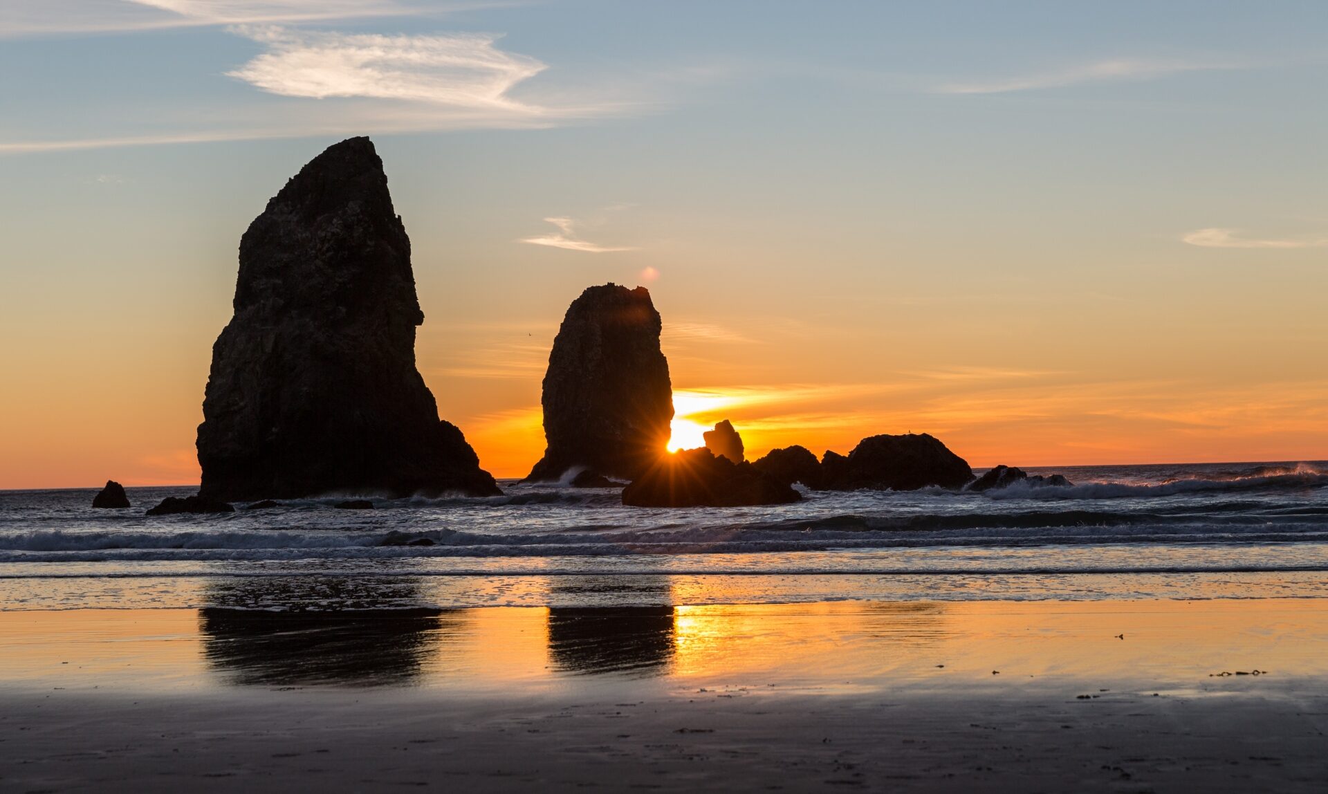 photos oregon Cannon Beach at sunset behind the towering rocks
