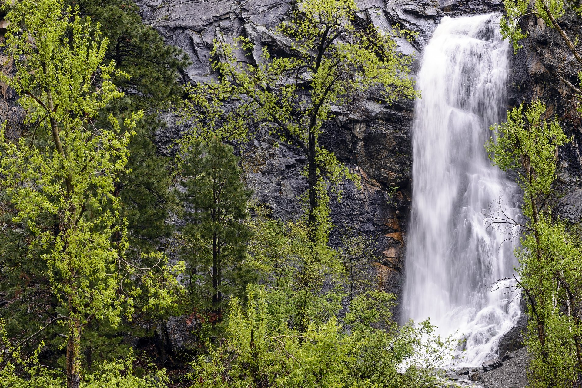 Bridal Veil Falls in South Dakota with green trees all around