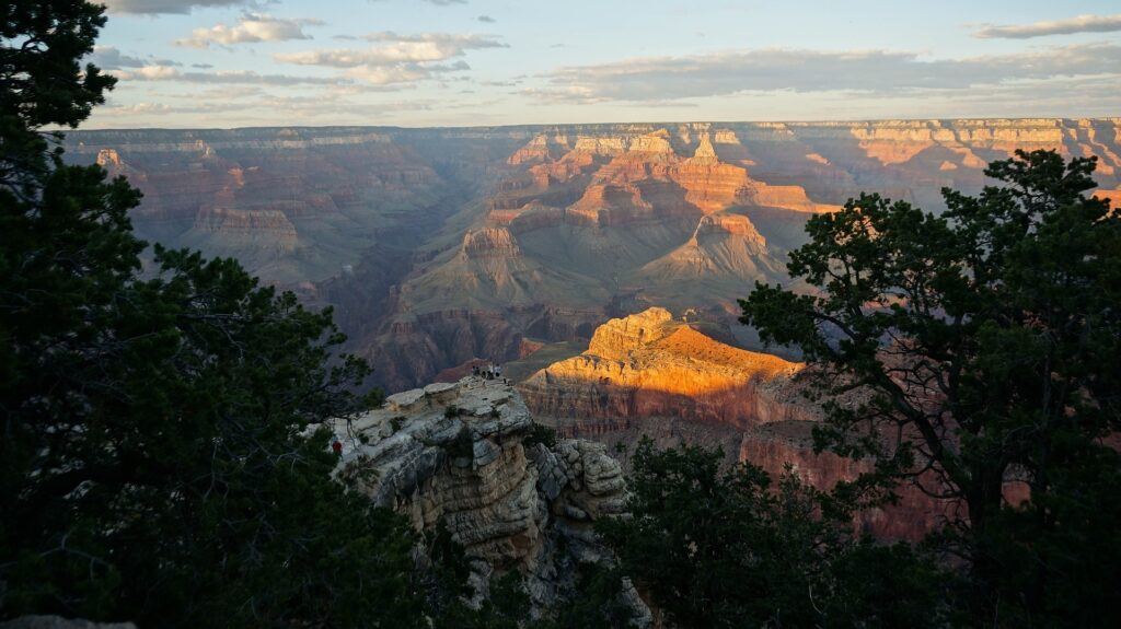 Grand-Canyon at sunset with the sun shining on the rocks