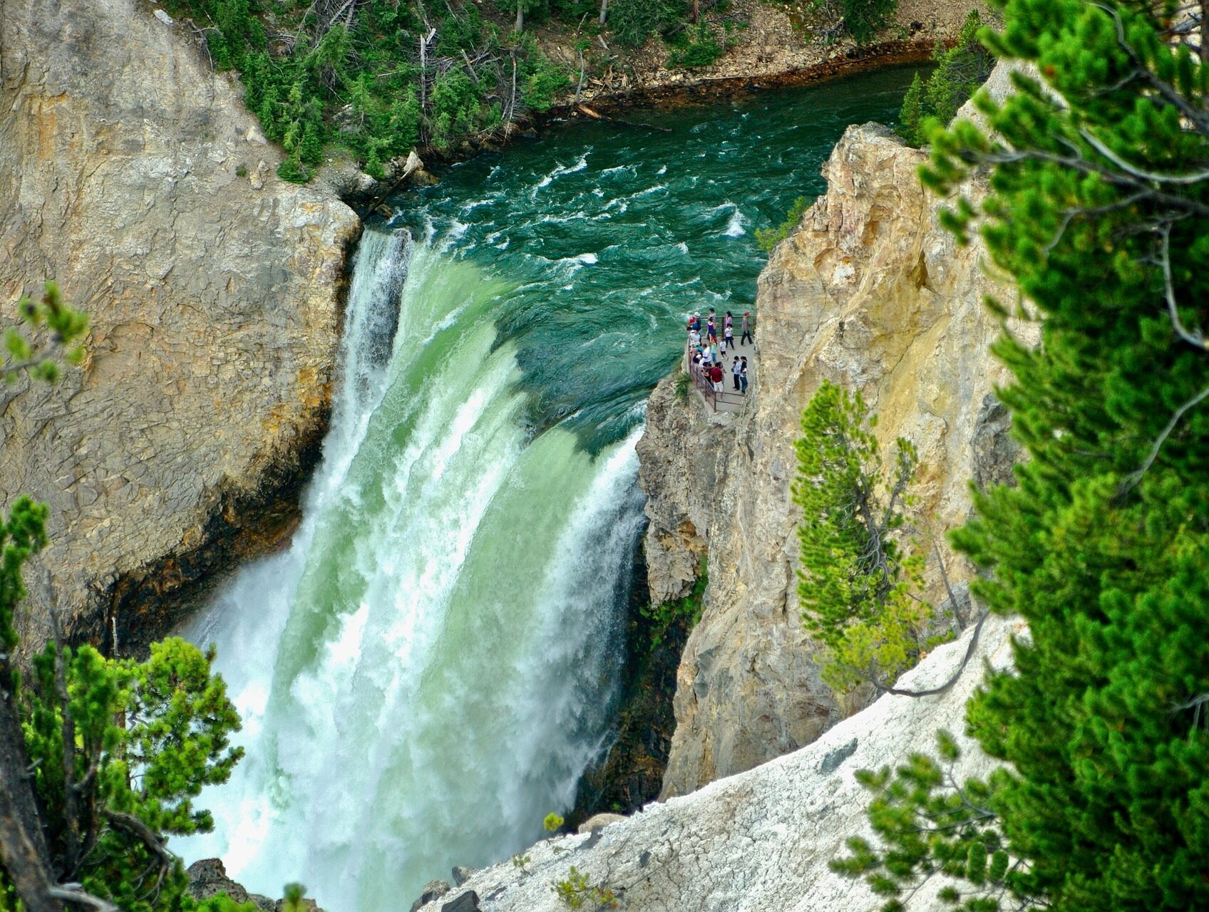 Yellowstone Waterfall Canyon Gorge Image by Sabrina Eickhoff from Pixabay e1719305949561