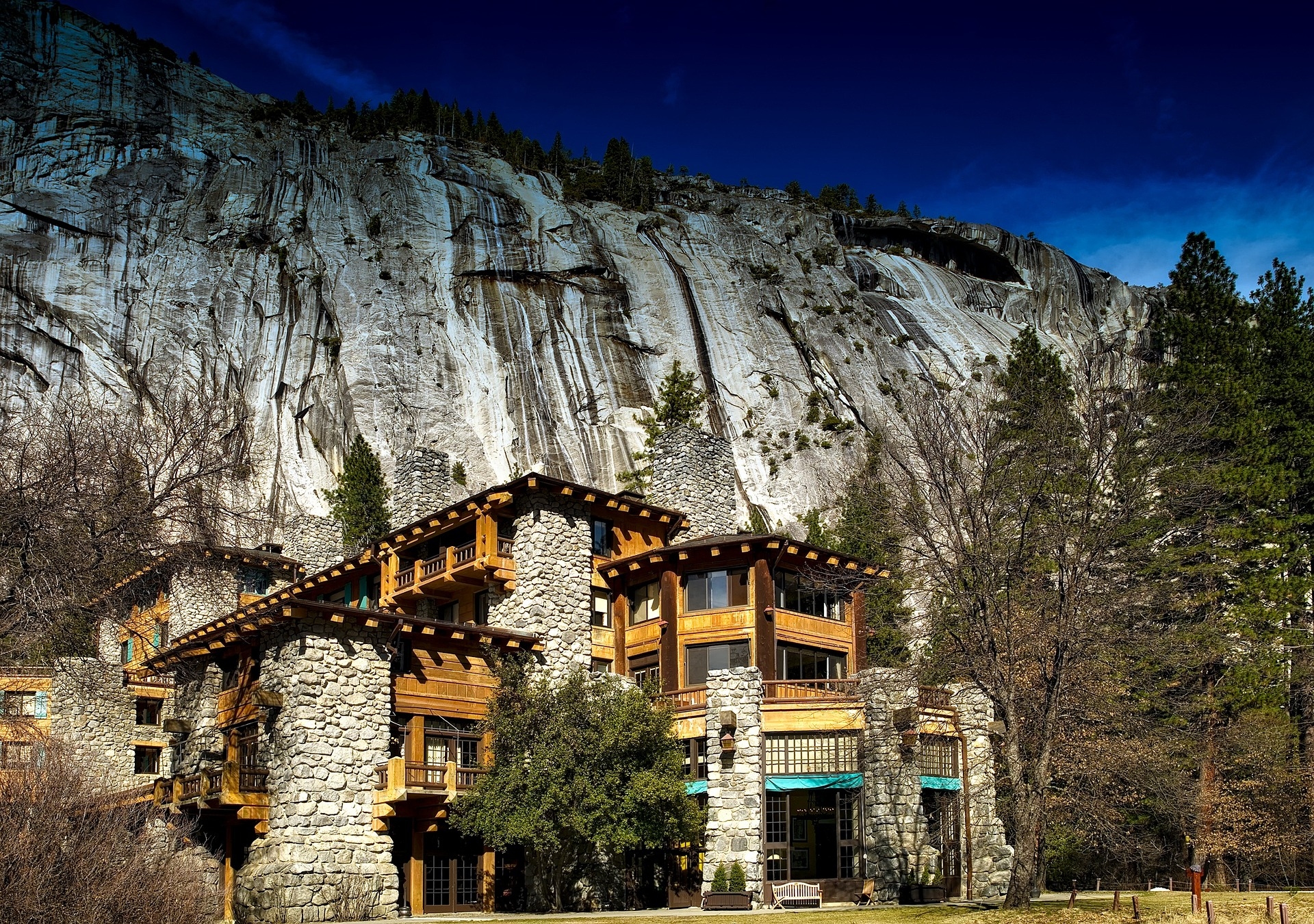 Yosemite National Park in California Ahwahnee-hotel on a sunny day