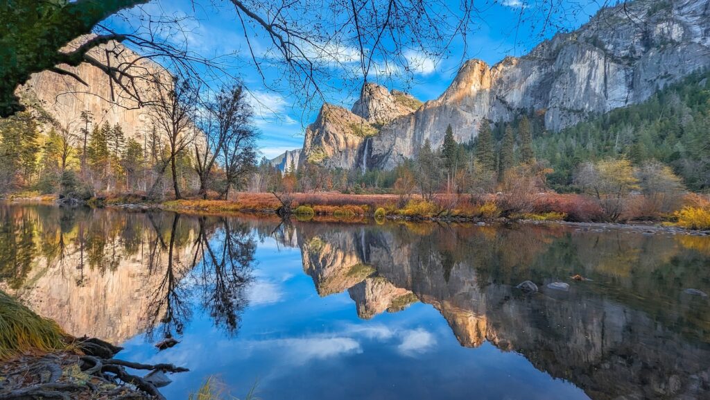 Yosemite lake valley Image By I.S Chang Pixabay
