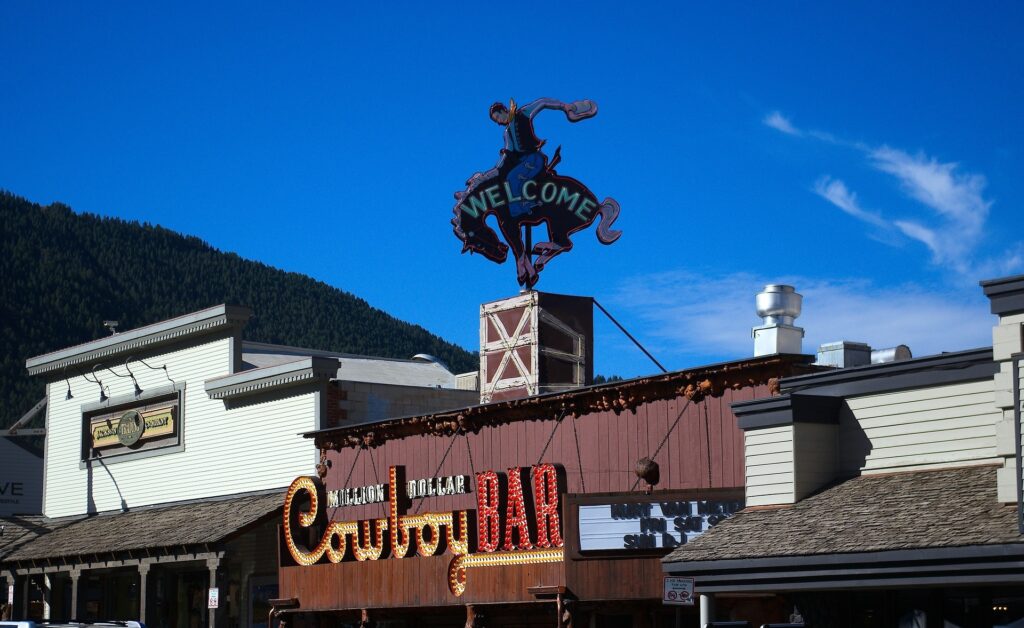 Jackson Hole Wyoming store fronts Image by Mike Goad from Pixabay e1729127204786