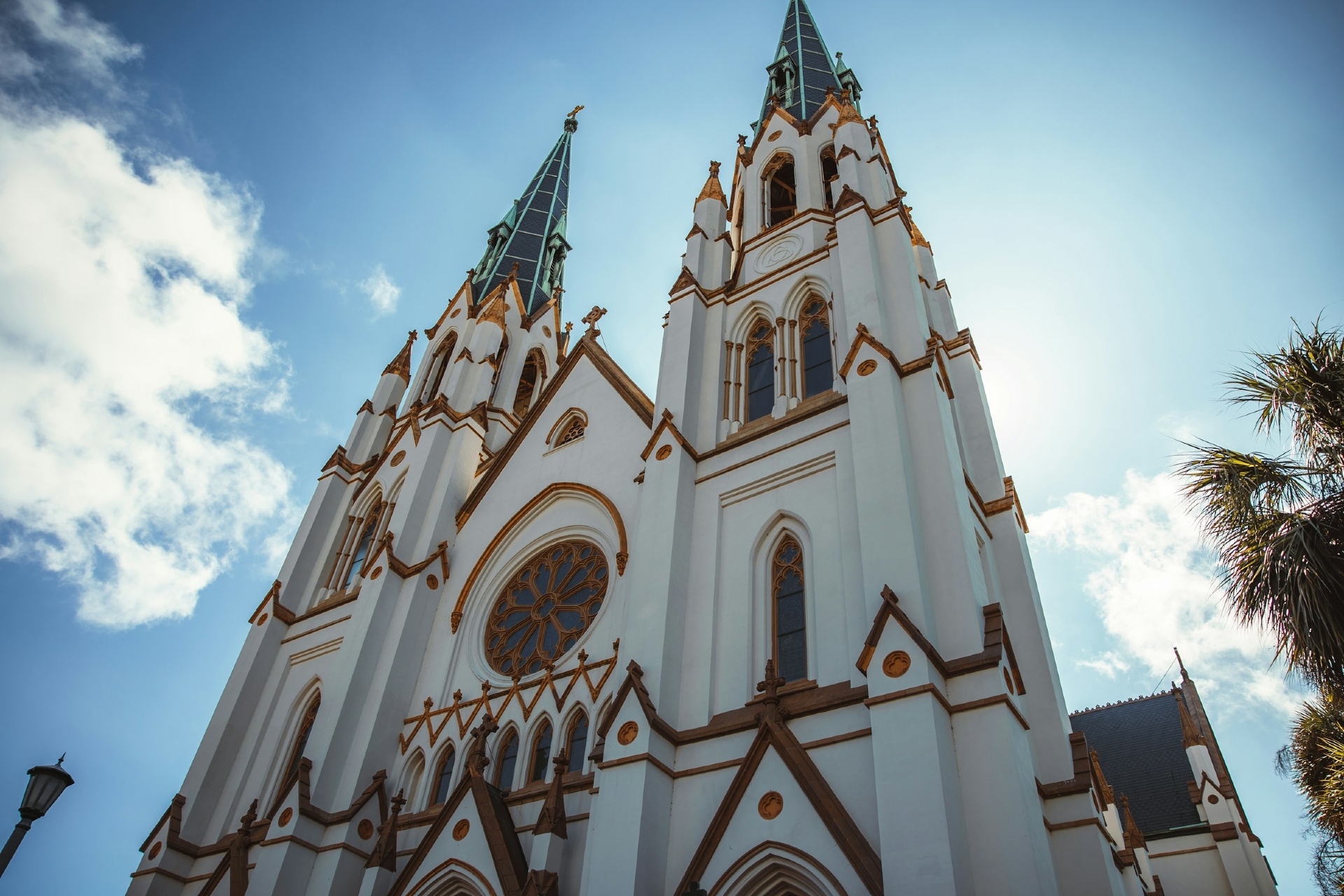 Savannah Cathedral Georgia Image By diane picchiottino unsplash