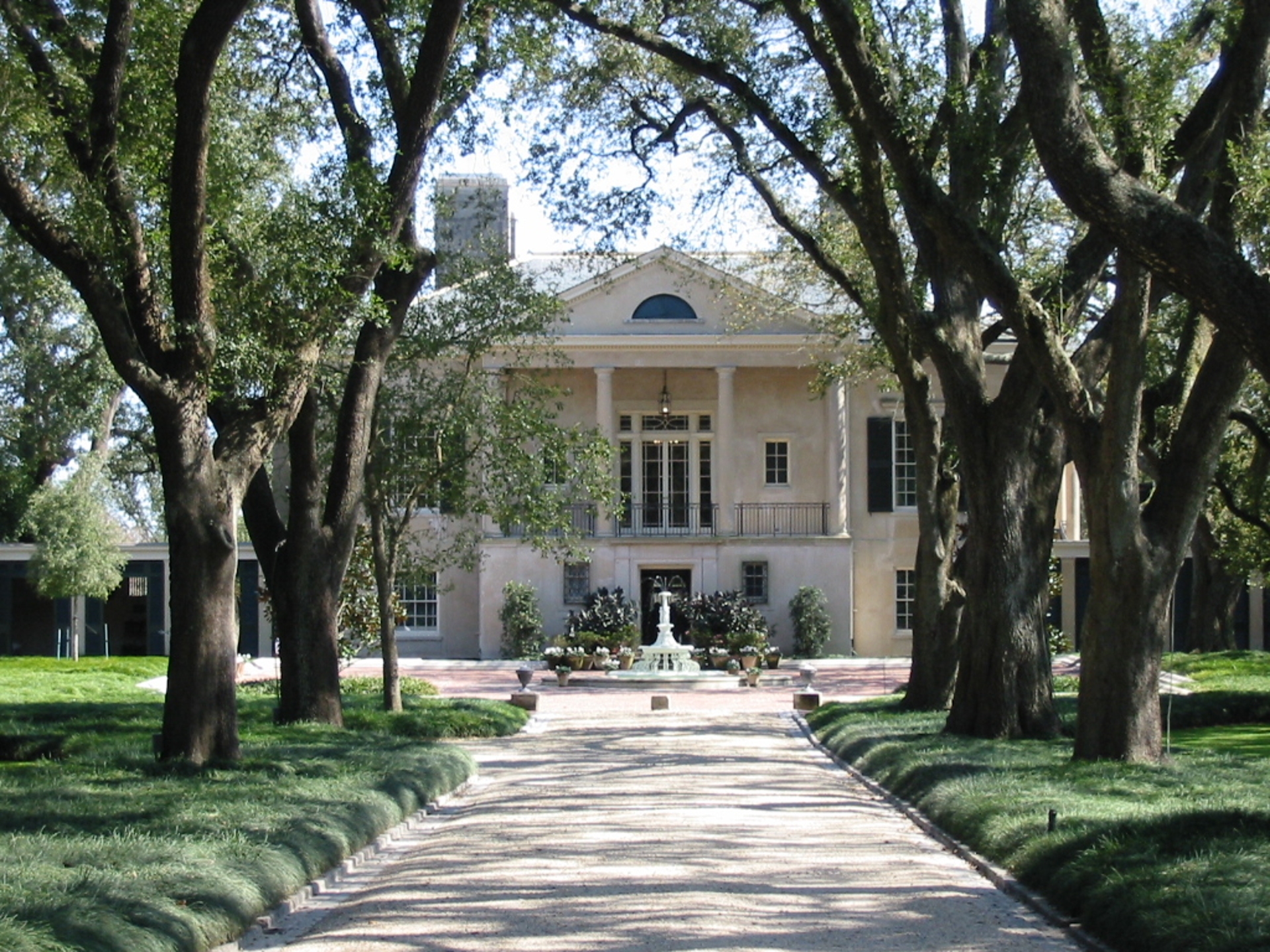Lounge Vue House Gardens New Orleans Image By Go City Pass