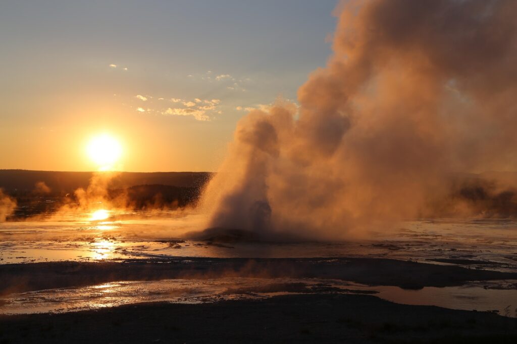 Yellowstone National Park Wyoming Image by %ED%94%BC%EC%96%B4%EB%82%98%EB%84%A4 from Pixabay 1