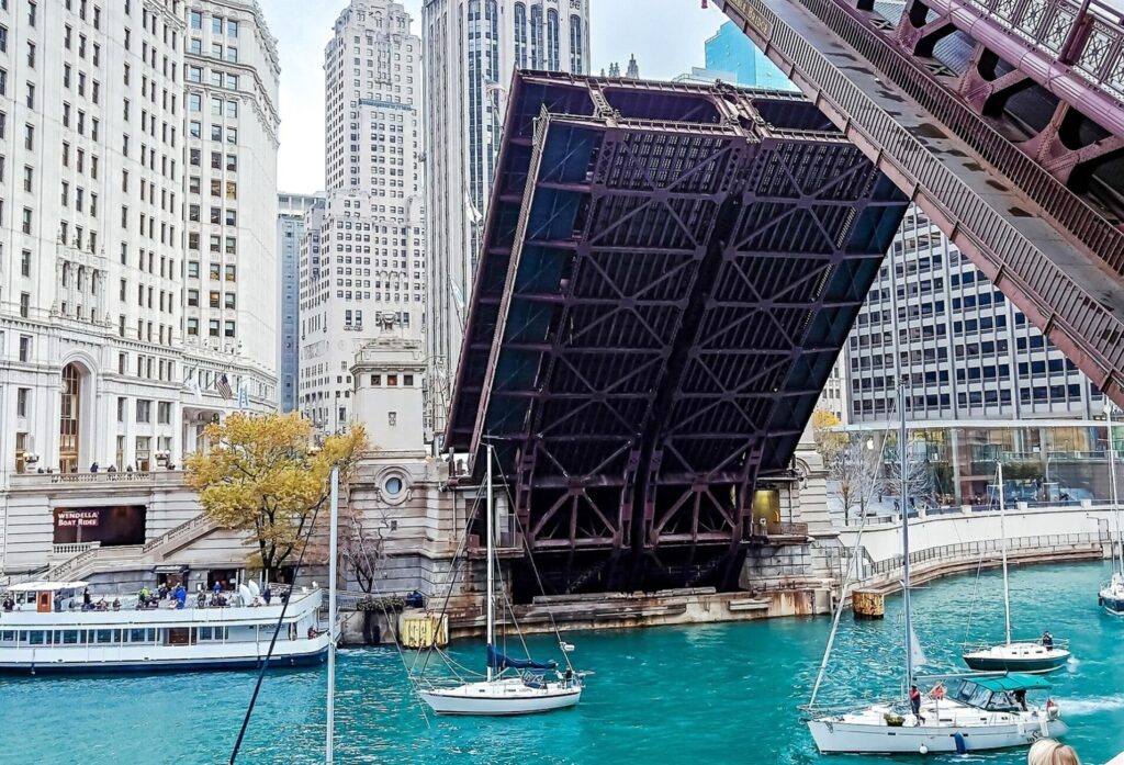 Chicago Michigan Ave DuSavle Bridge Chicago Image by Charlotte from Pixabay scaled e1754711569190