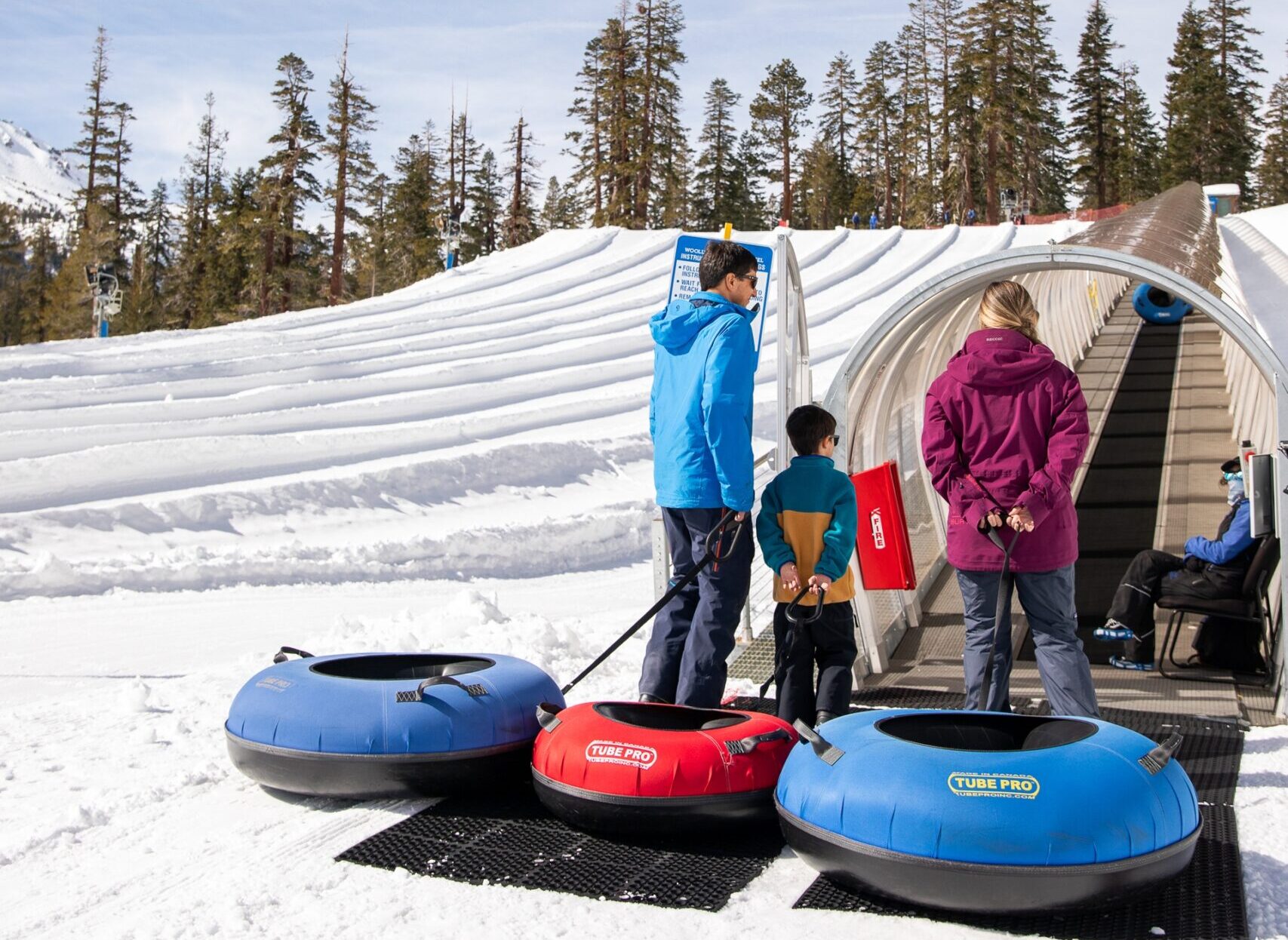 Mammoth Lakes Snow Tubing Photo Credit Samantha Lindberg Visit Mammoth Lakes Toursim scaled e1758868837328