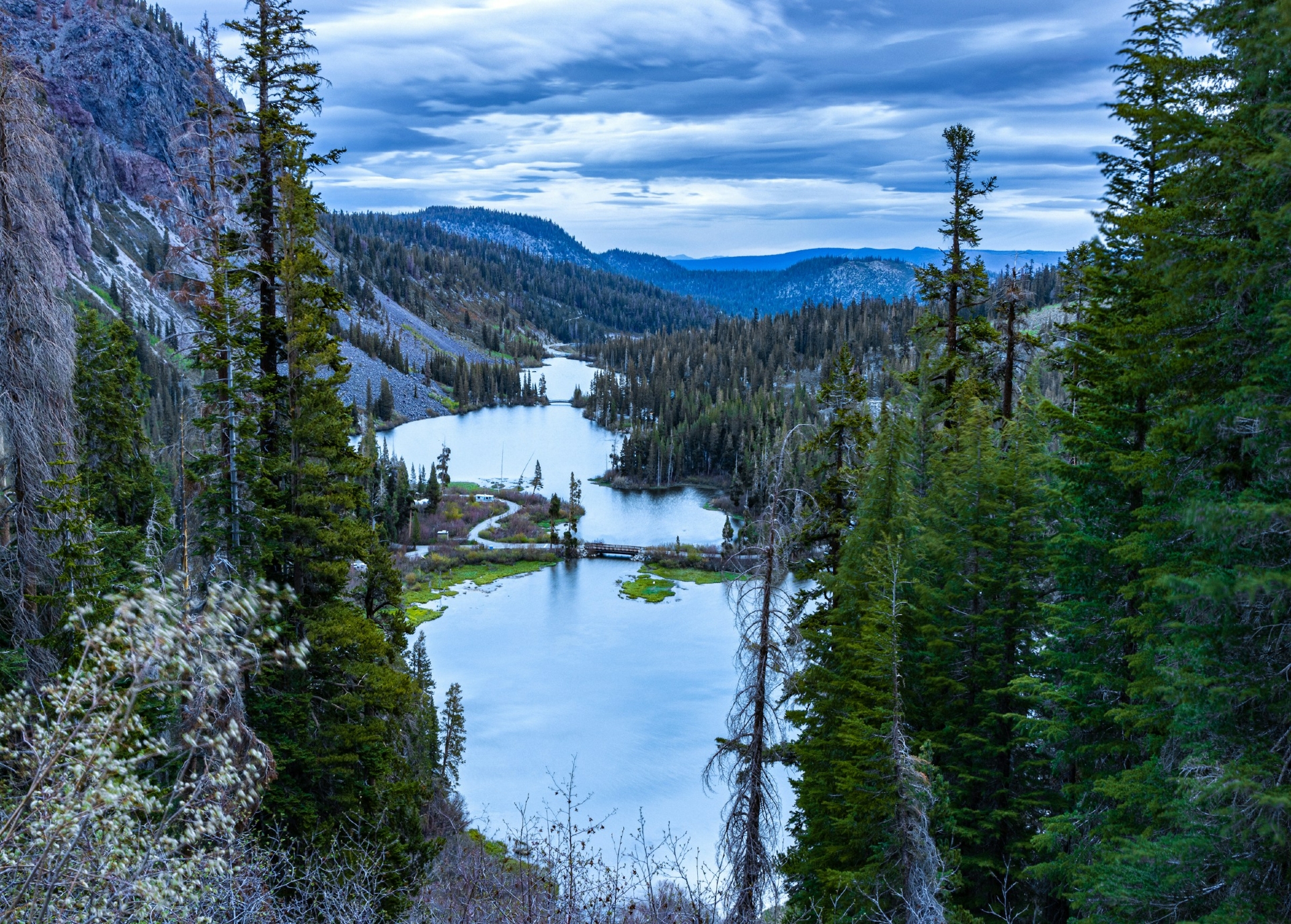 The twin lakes overlook. Mammoth lakes CA Image By ross stone unsplash