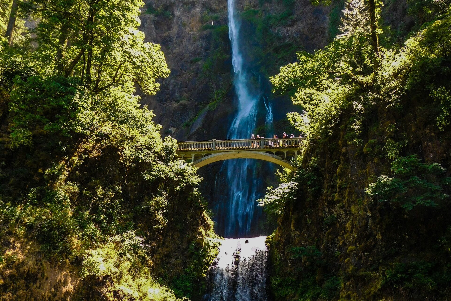 Multnomah Falls Oregon Image By peter robbins unsplash e1763006043411