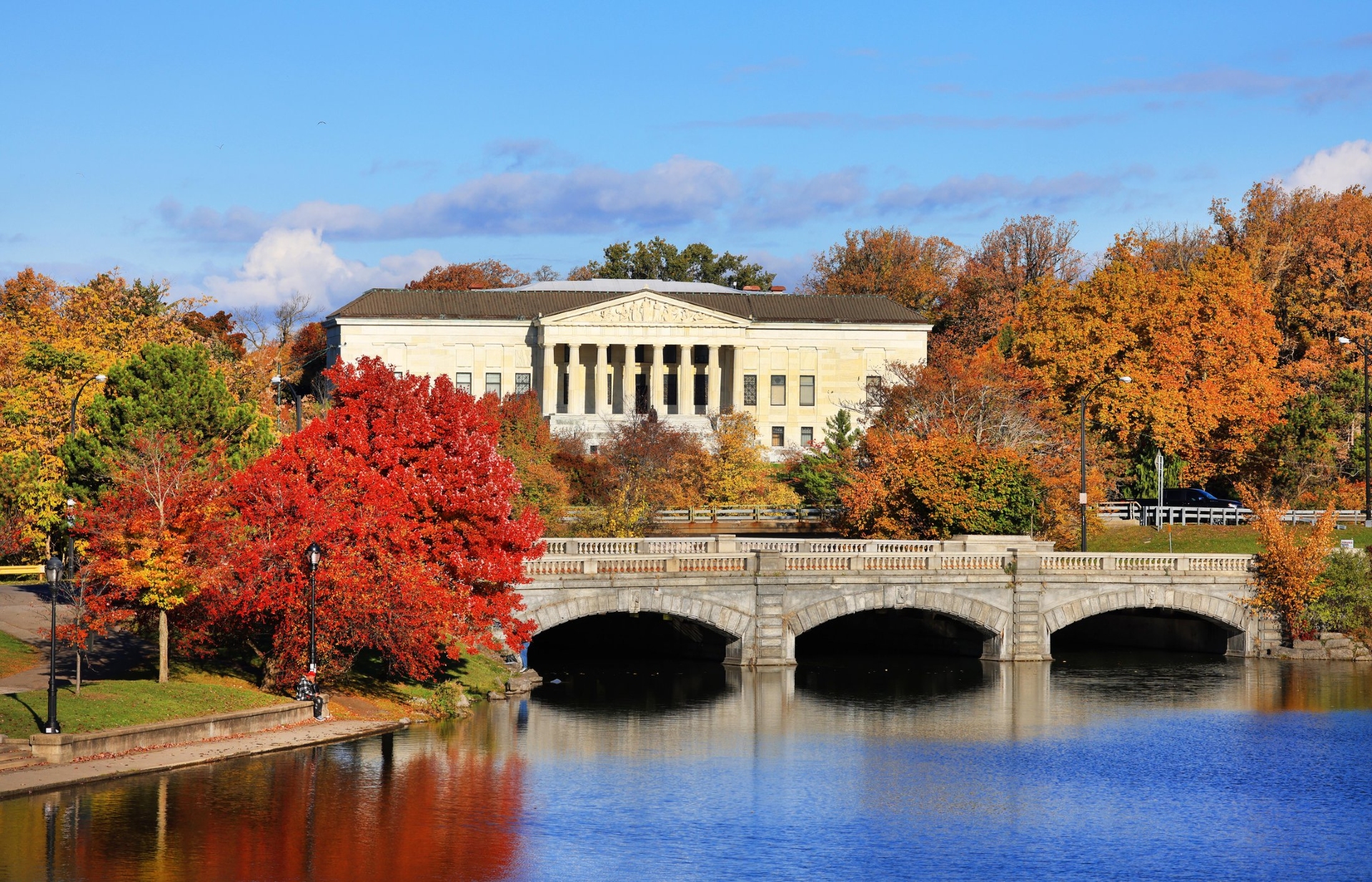 Fall Foliage Buffalo History Museum NYS show fall foliage in front of the museum on a clear day