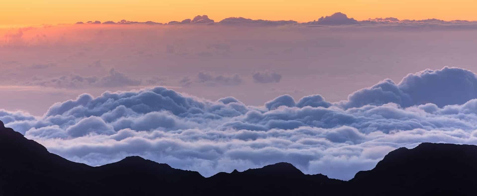 Hawaii_Haleakala Sunrise over the clouds